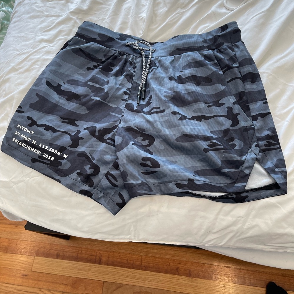 Fitness culture camo shorts